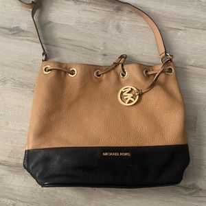 Micheal Kors pale and black purse